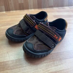 Umi toddler sneakers size 7, leather